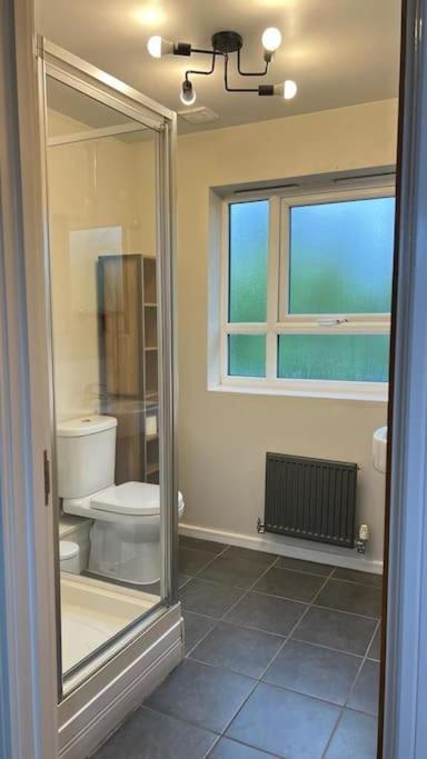 Cheerful 4-bedroom House With Multiple Car Parking *