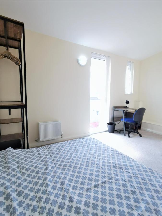 Bed & Breakfast Private Bedroom - Shared Facilities - Free Parking - Close To Ethiad Centre