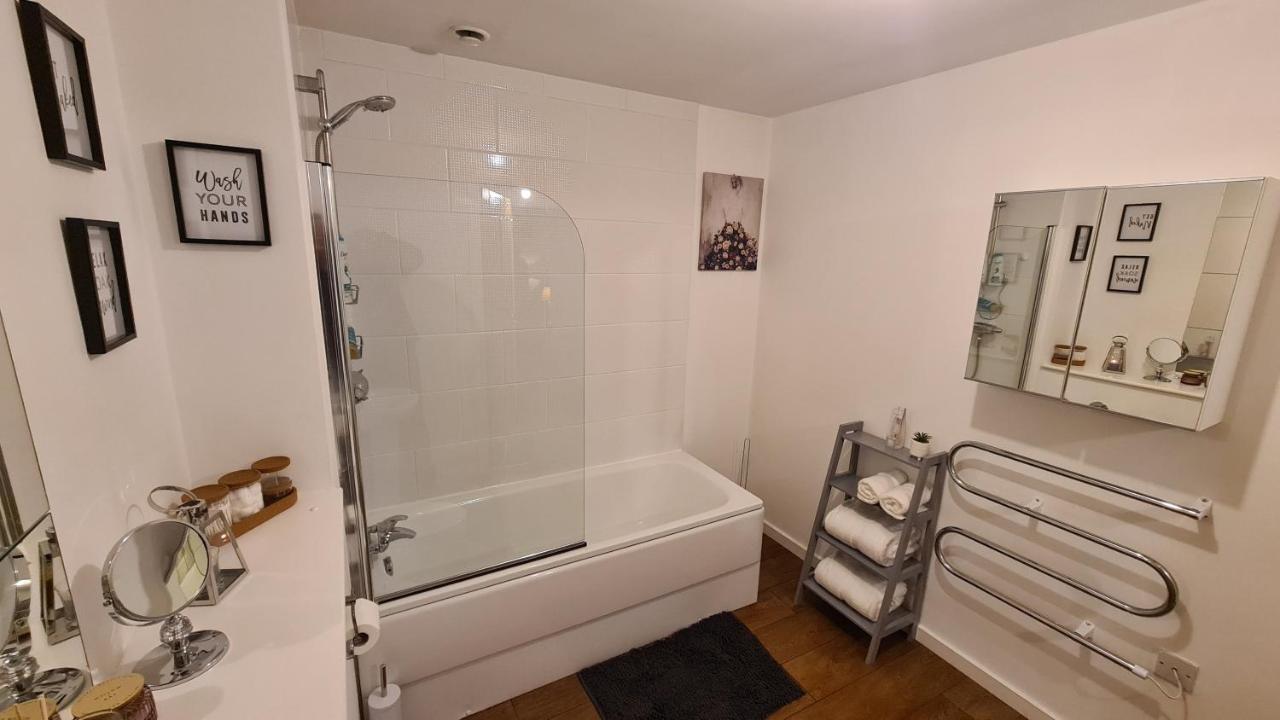 Luxury 2 Bed With Free Wi-fi & Parking Apartment