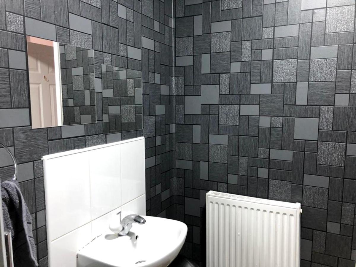 Cosy Spacious 4 Bedroom Town House With Shared Bathrooms, Living Space, Kitchen And Garden *