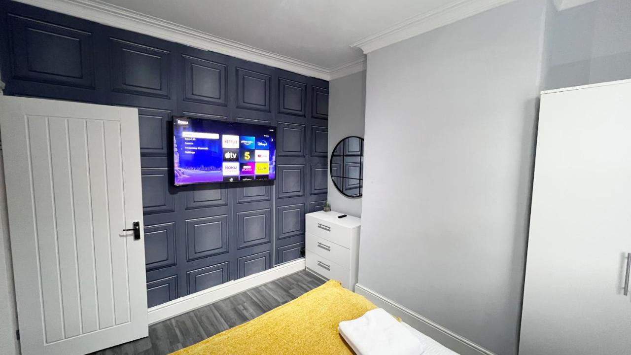 Large 4 Bedroom Townhouse With Free Parking Near Mcr Center Apartment