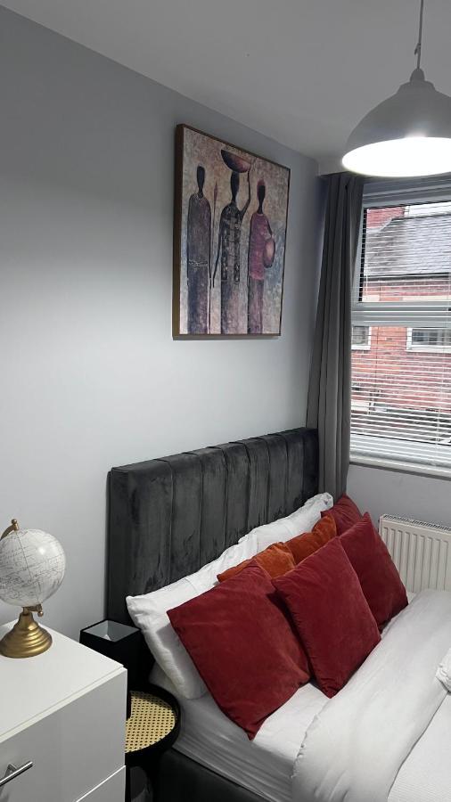 Large 4 Bedroom Townhouse With Free Parking Near Mcr Center *