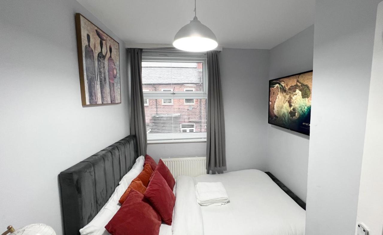 Large 4 Bedroom Townhouse With Free Parking Near Mcr Center *