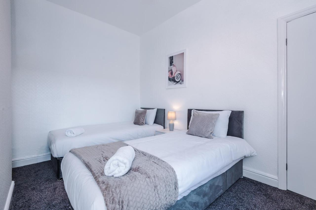 Spacious 4 Bed With Parking Holiday home Manchester