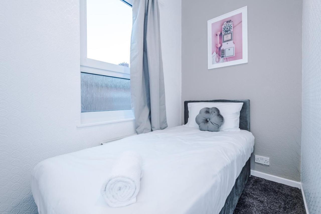 Spacious 4 Bed With Parking * Manchester