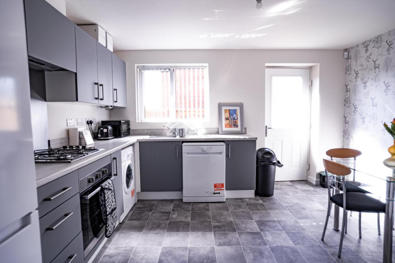 Stunning Canal View 2 Bedroom With Free Parking Apartment *