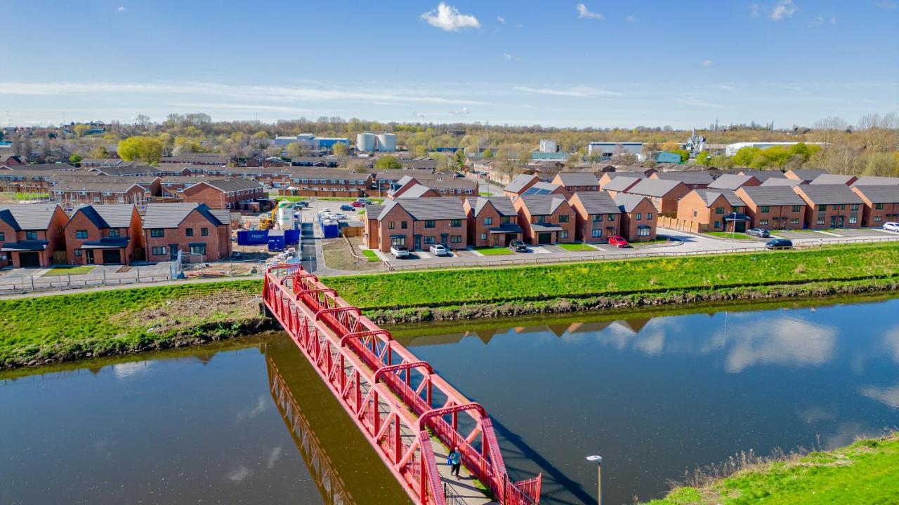 Stunning Canal View 2 Bedroom With Free Parking