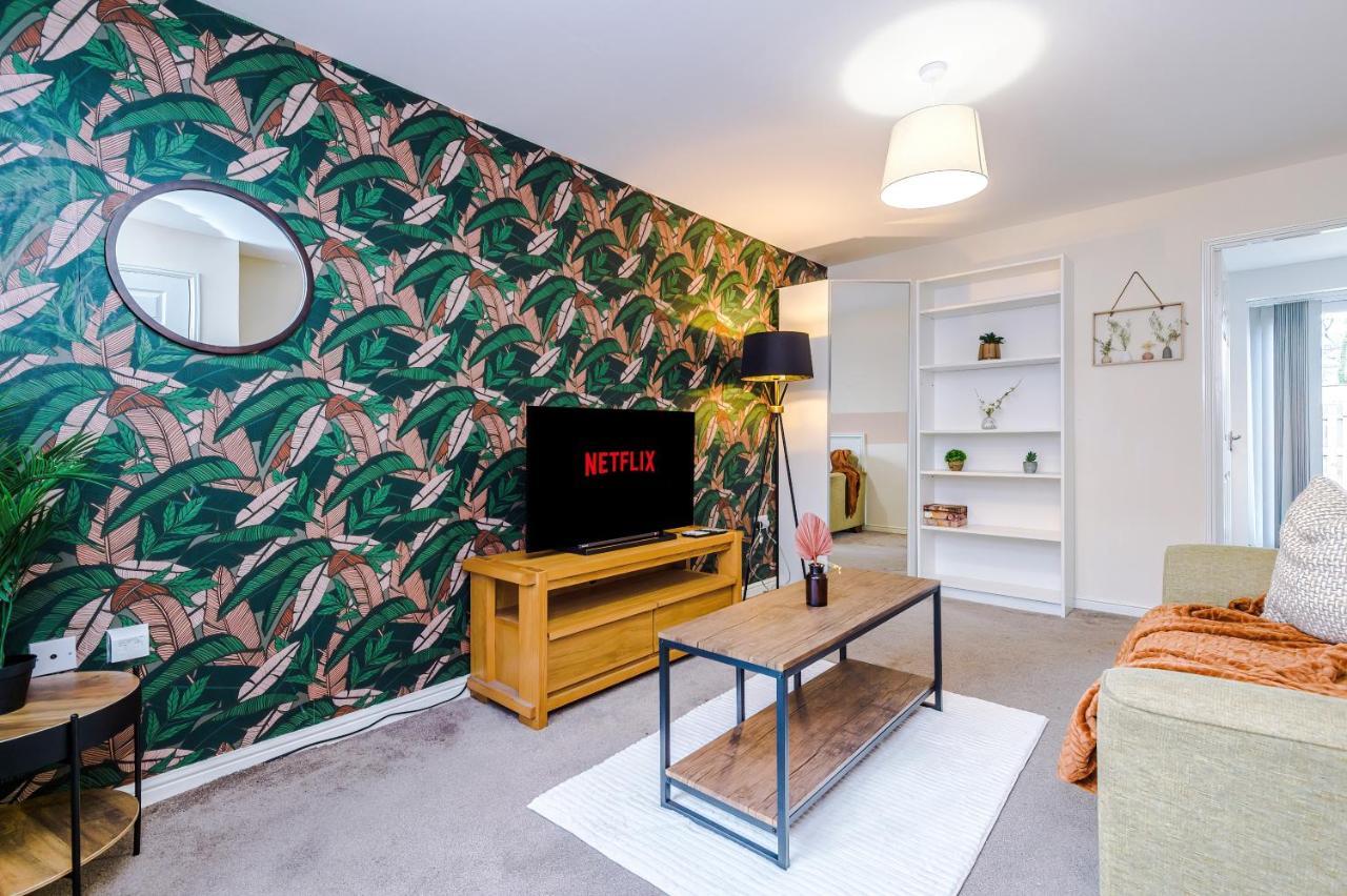 Holiday home Chic 2 Bed House With Garden & Free Parking *