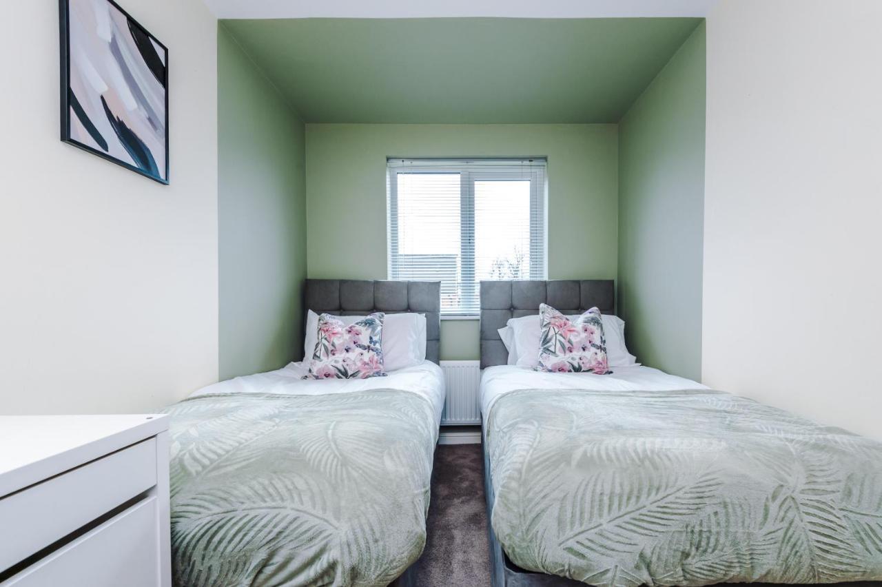 Holiday home Chic 2 Bed House With Garden & Free Parking