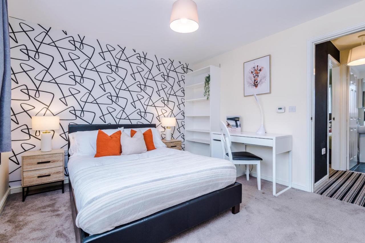 Holiday home Chic 2 Bed House With Garden & Free Parking