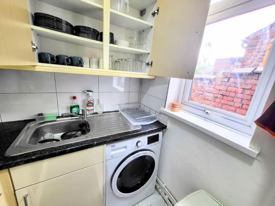 Comfortable House Near Etihad - Sleep Rest Apartment Manchester