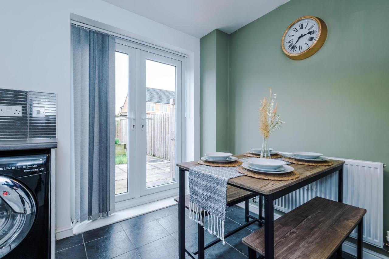 Holiday home Chic 2 Bed House With Garden & Free Parking