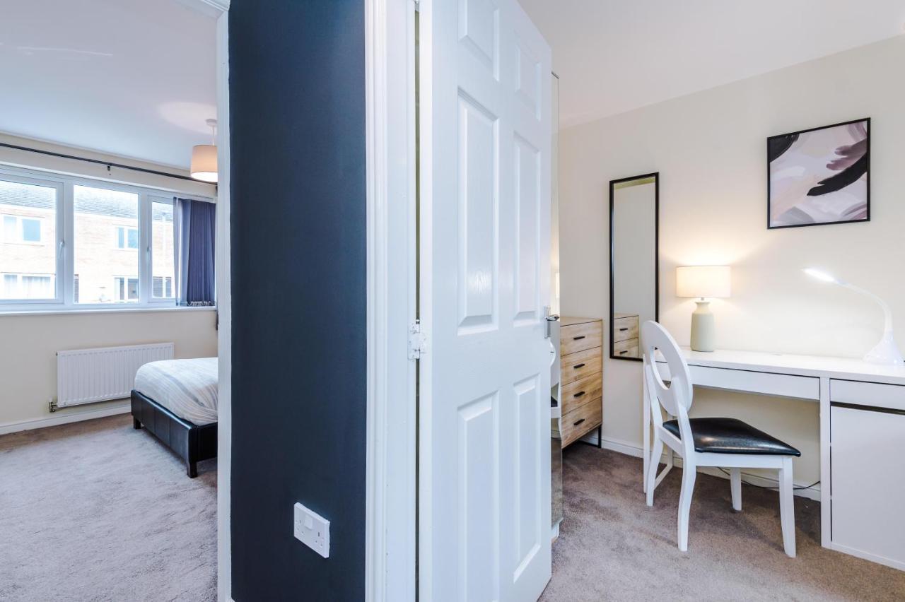 Chic 2 Bed House With Garden & Free Parking