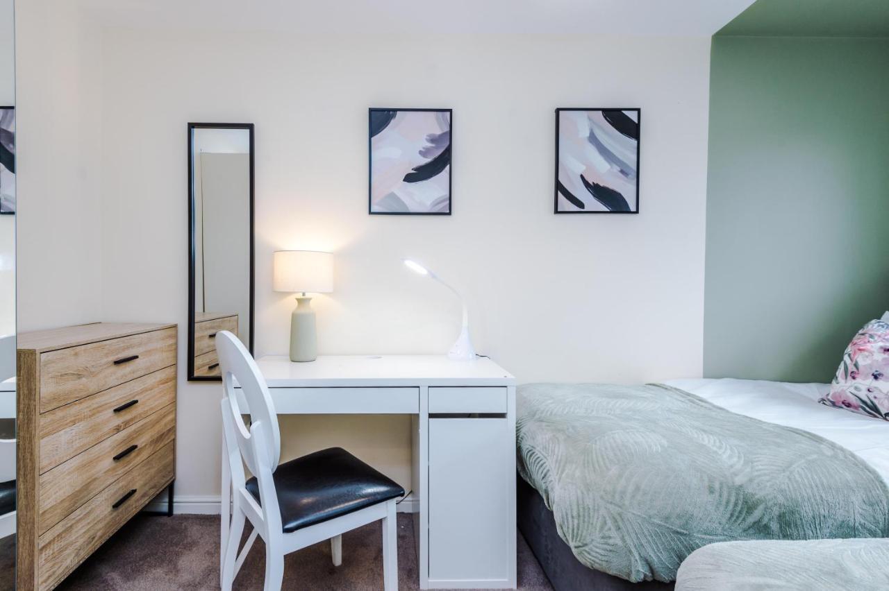 Chic 2 Bed House With Garden & Free Parking Manchester