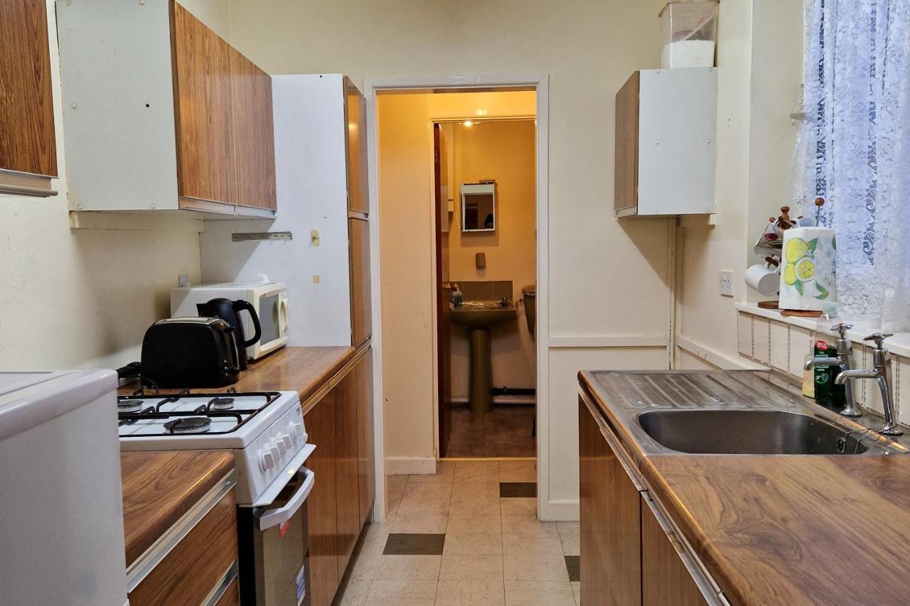 Holiday home Tallis House, Sleeps 5, Near Centre, Free Parking, Long Or Short - By Nmb *