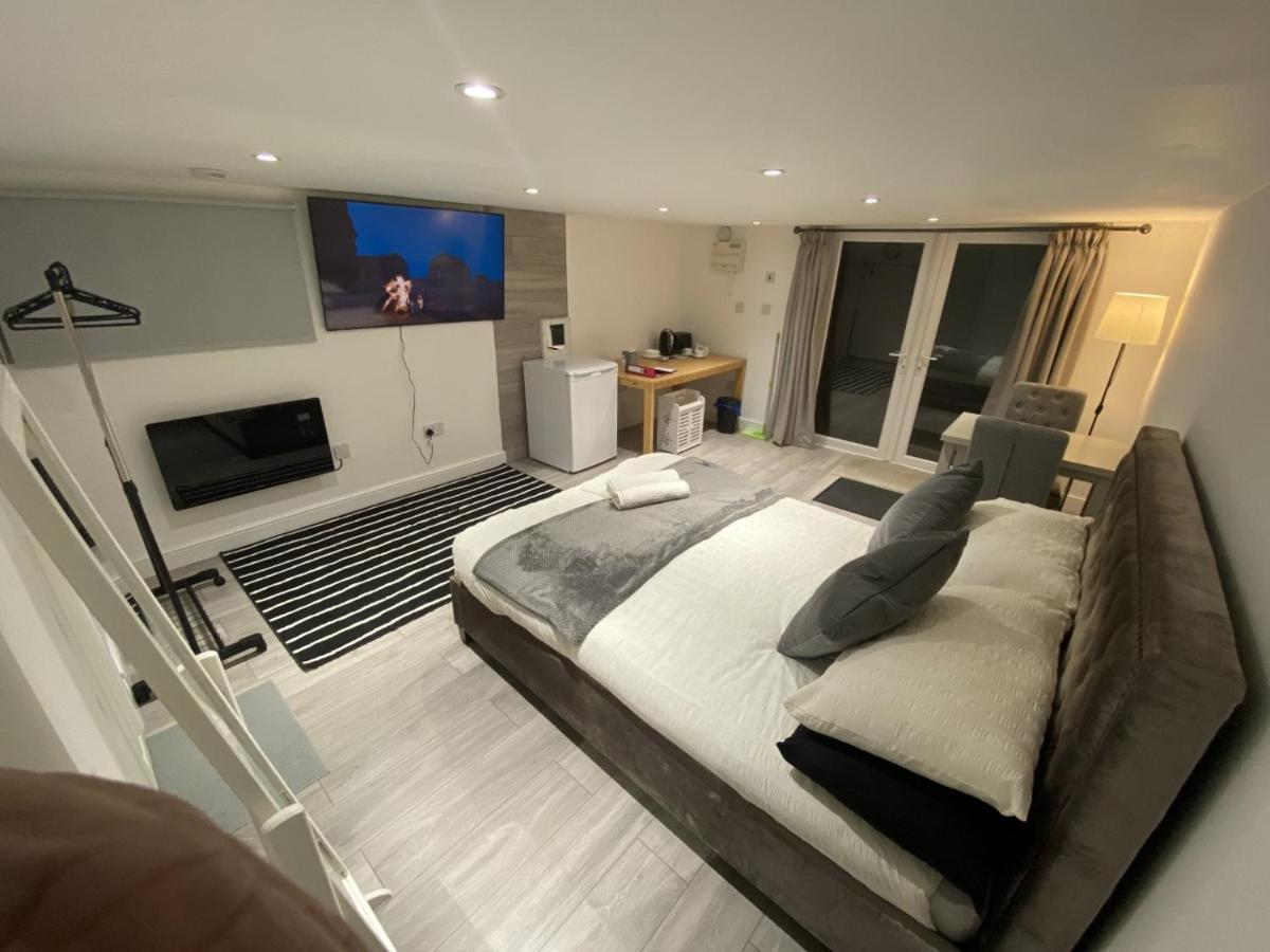 Modern With Private Entrance * Manchester
