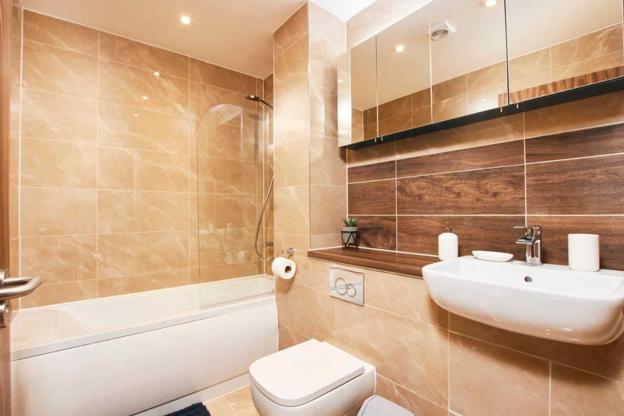 Fabulous 5 Bed House W Parking * Manchester