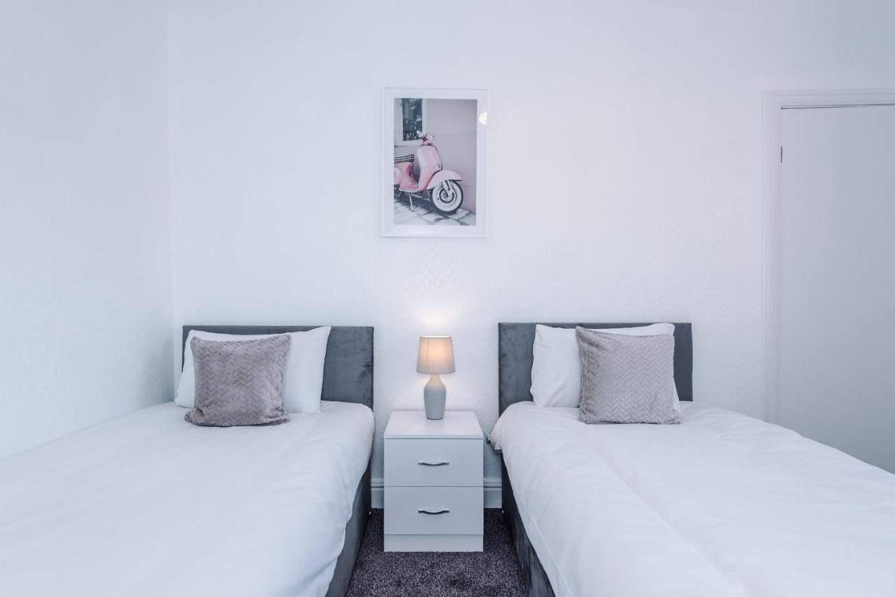 Spacious 4 Bed With Parking Holiday home *