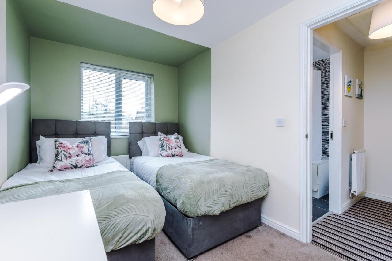 Holiday home Chic 2 Bed House With Garden & Free Parking