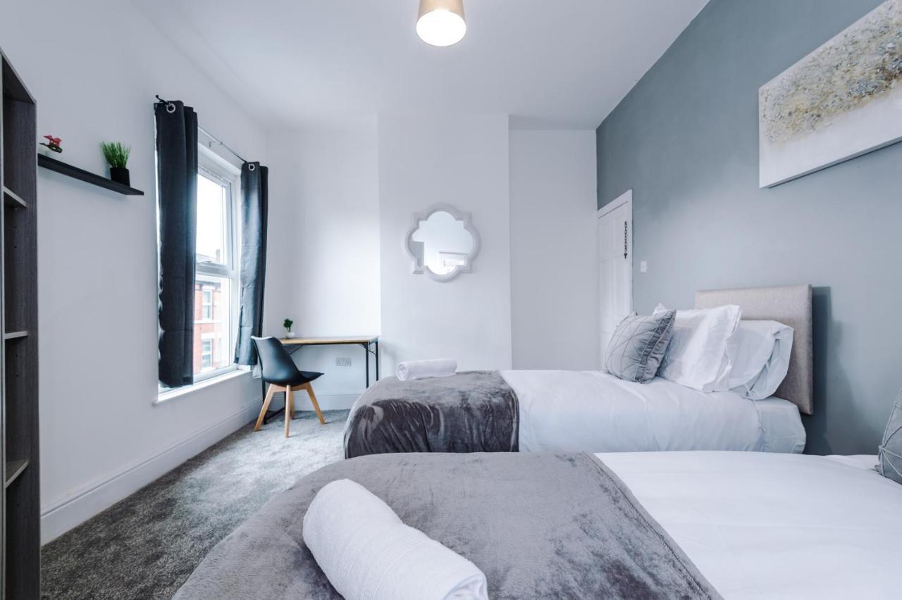 3 Bed House Close To Etihad Stadium - Free Parking Holiday home *