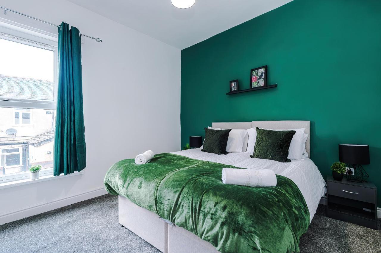 3 Bed House Close To Etihad Stadium - Free Parking Holiday home