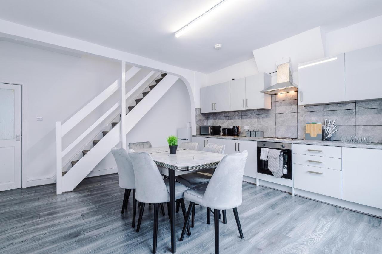 3 Bed House Close To Etihad Stadium - Free Parking Holiday home Manchester