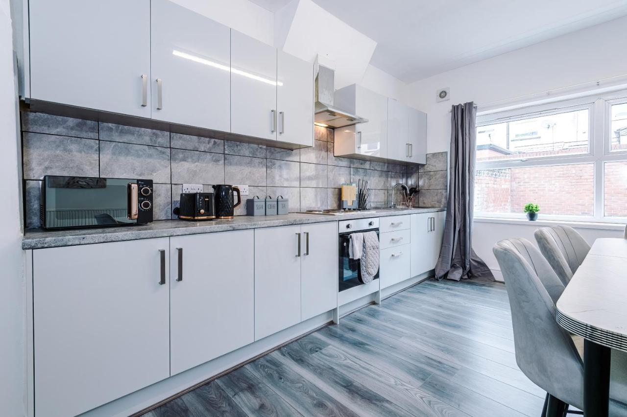 3 Bed House Close To Etihad Stadium - Free Parking