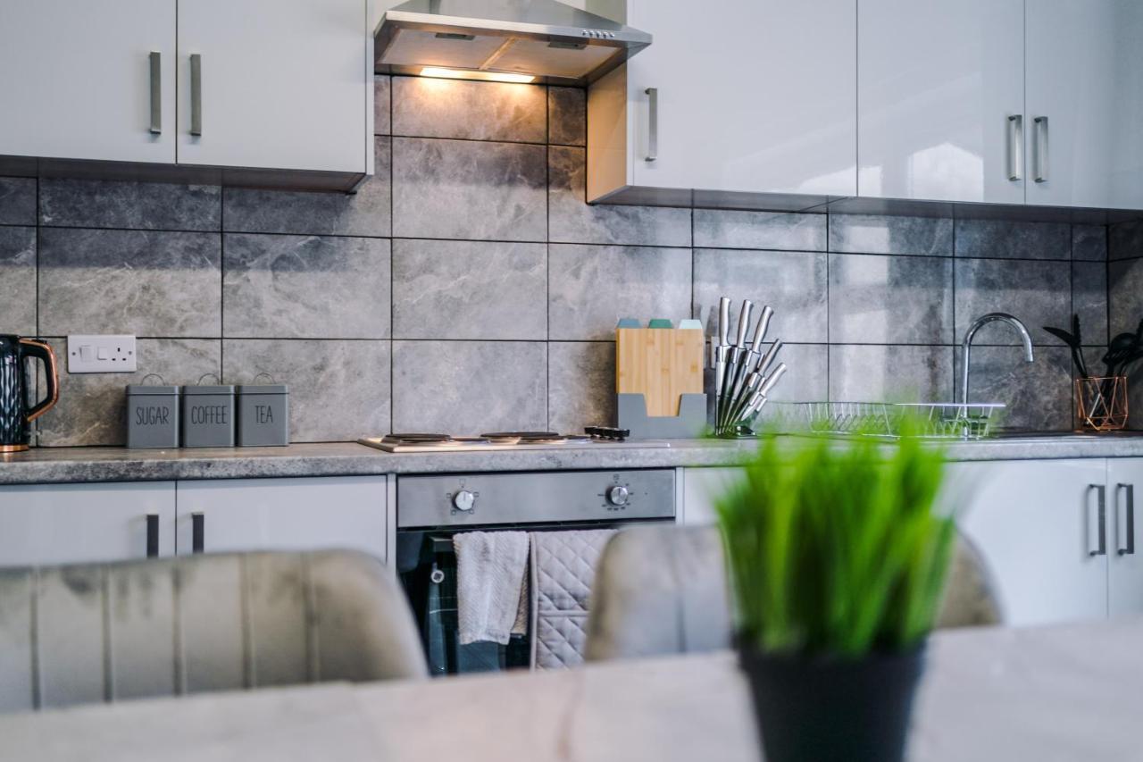 3 Bed House Close To Etihad Stadium - Free Parking Holiday home