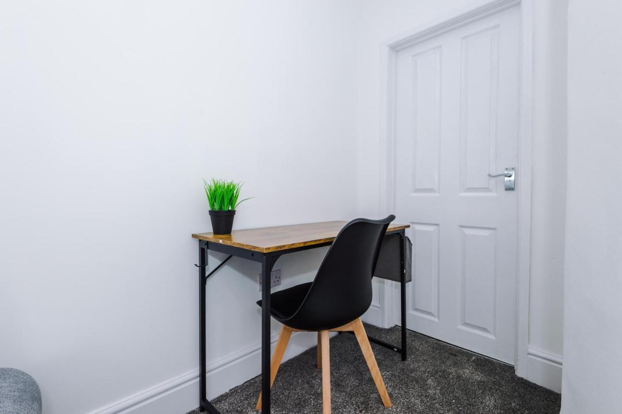 3 Bed House Close To Etihad Stadium - Free Parking *