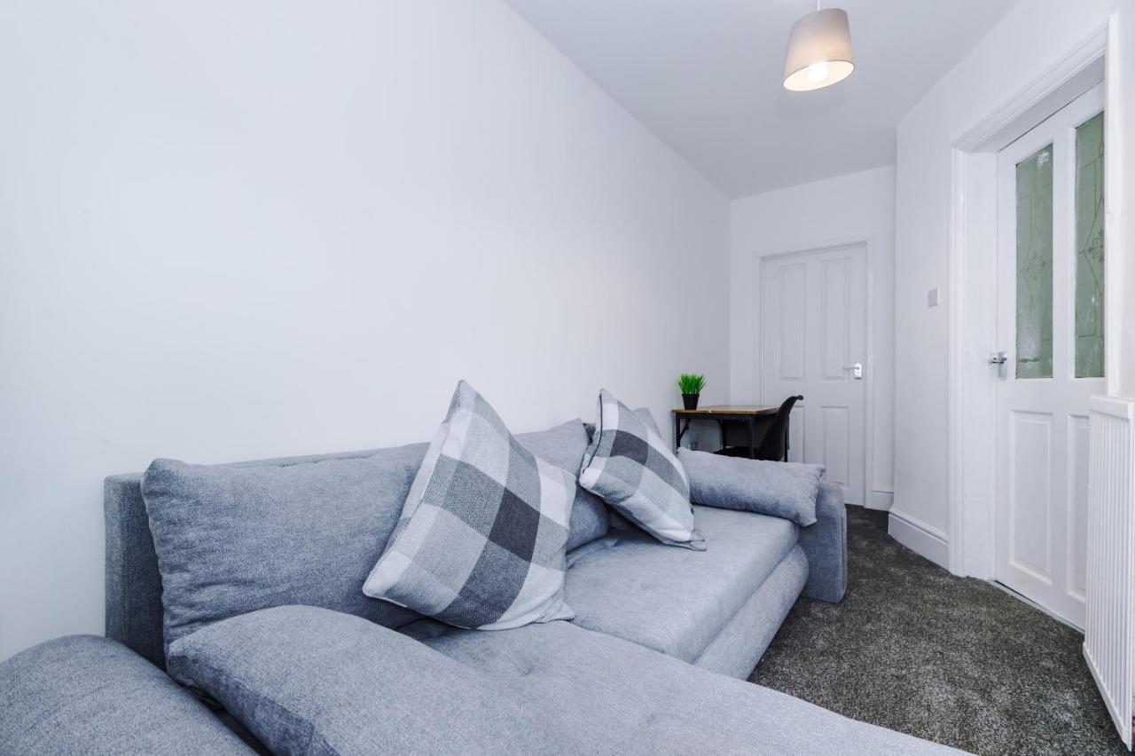 3 Bed House Close To Etihad Stadium - Free Parking Holiday home *