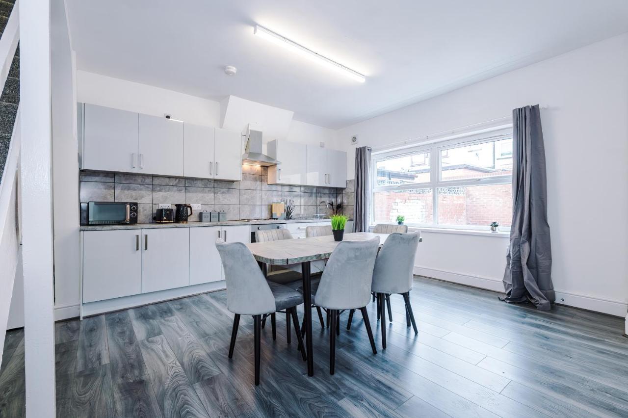 3 Bed House Close To Etihad Stadium - Free Parking Holiday home Manchester