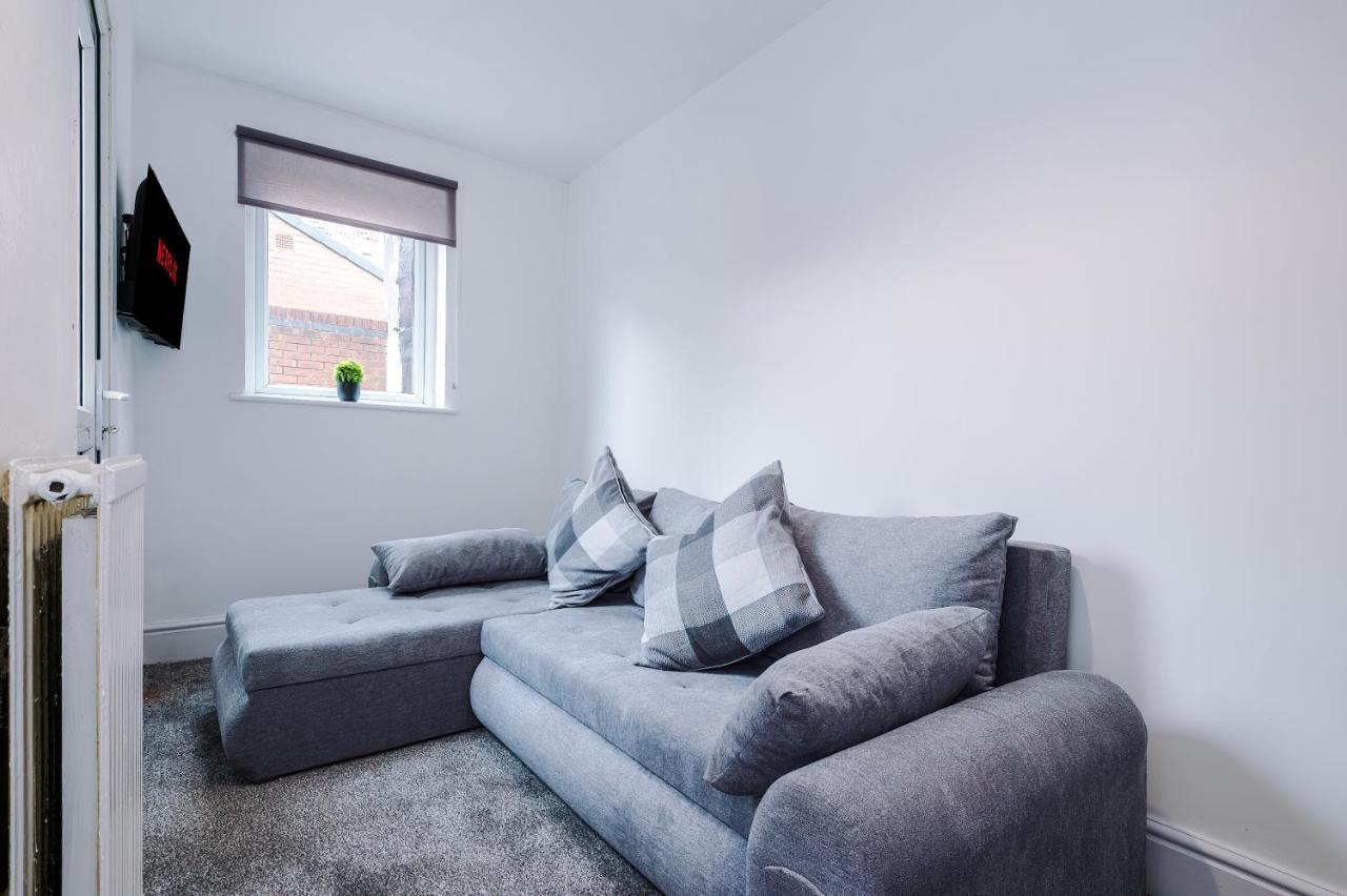 3 Bed House Close To Etihad Stadium - Free Parking Holiday home Manchester