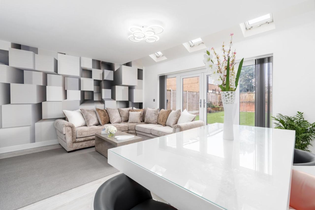 Walking Distance To City Centre, Close To Hospitals And Universities *