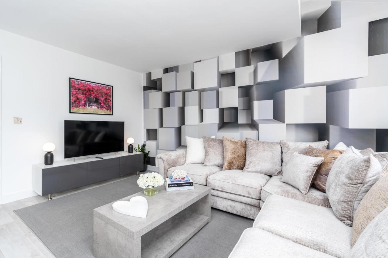 Walking Distance To City Centre, Close To Hospitals And Universities *