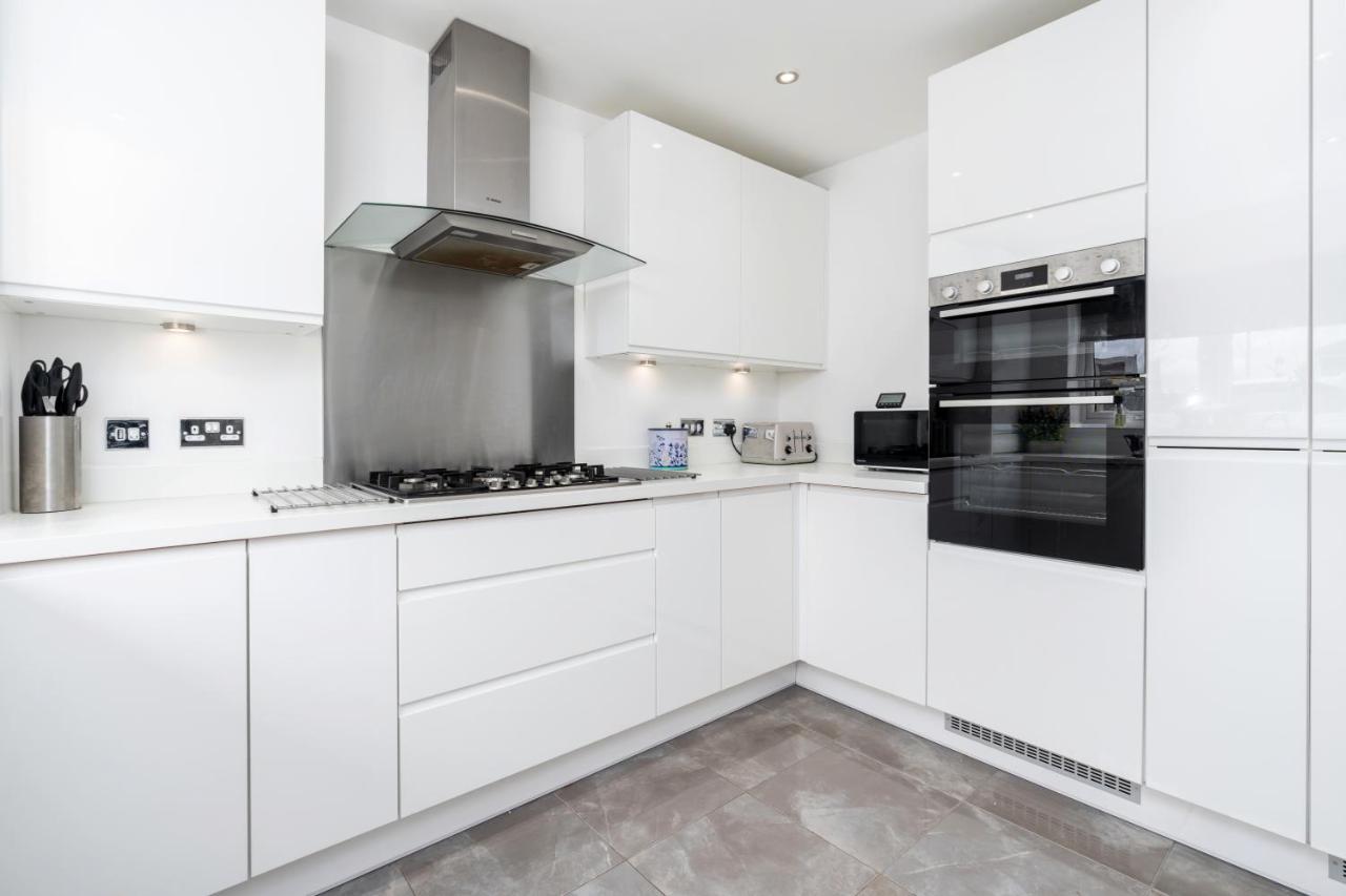 Walking Distance To City Centre, Close To Hospitals And Universities *