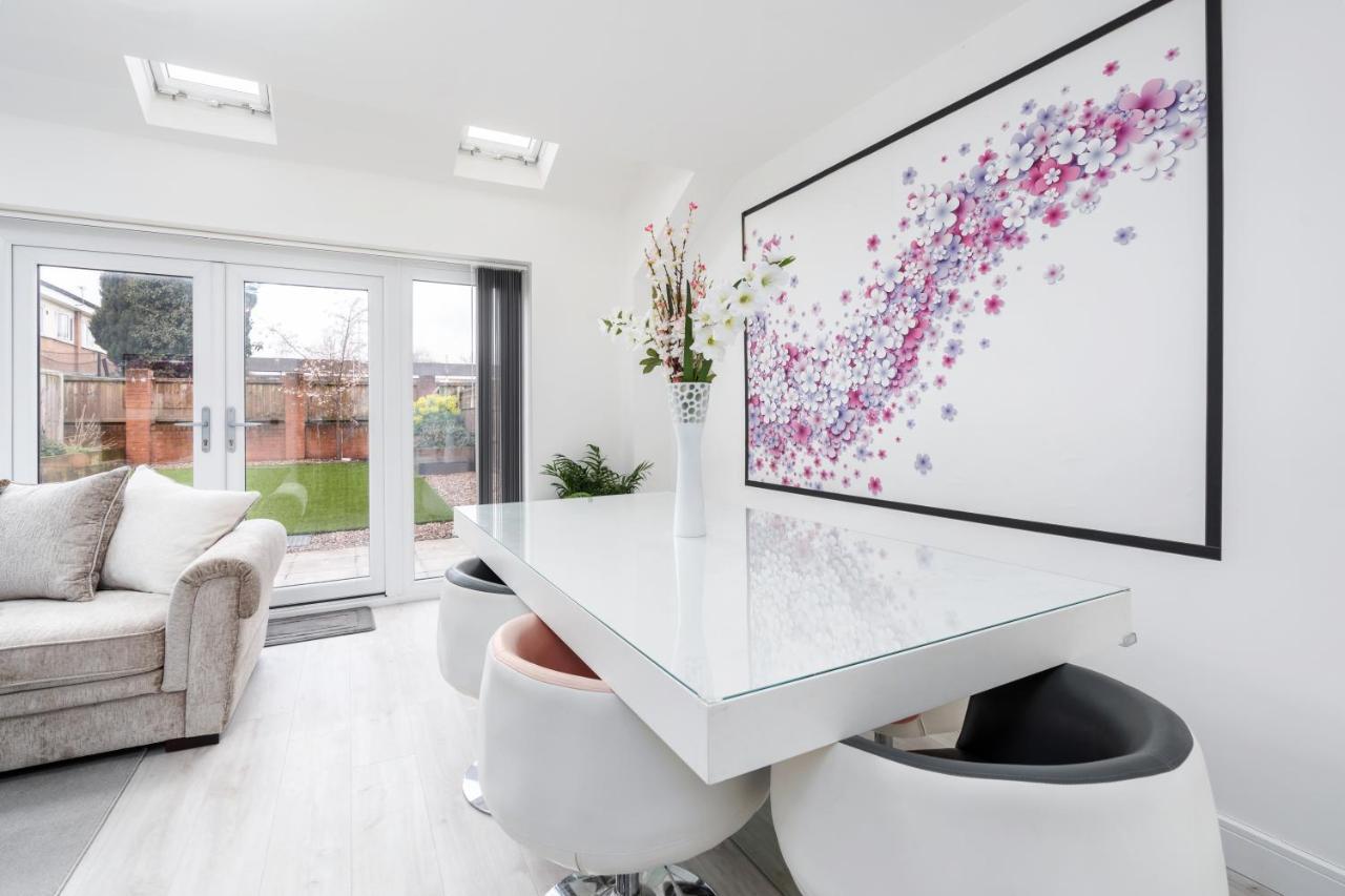 Walking Distance To City Centre, Close To Hospitals And Universities Manchester