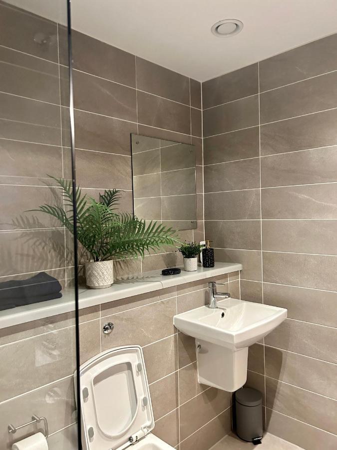 Salford Quays Apartment, *