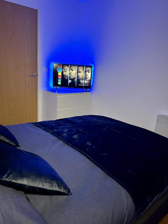 Salford Quays Apartment, *