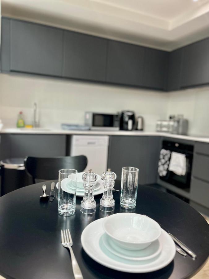 Apartment Fully Equipped One Bedroom Near Old Trafford Stadium! *