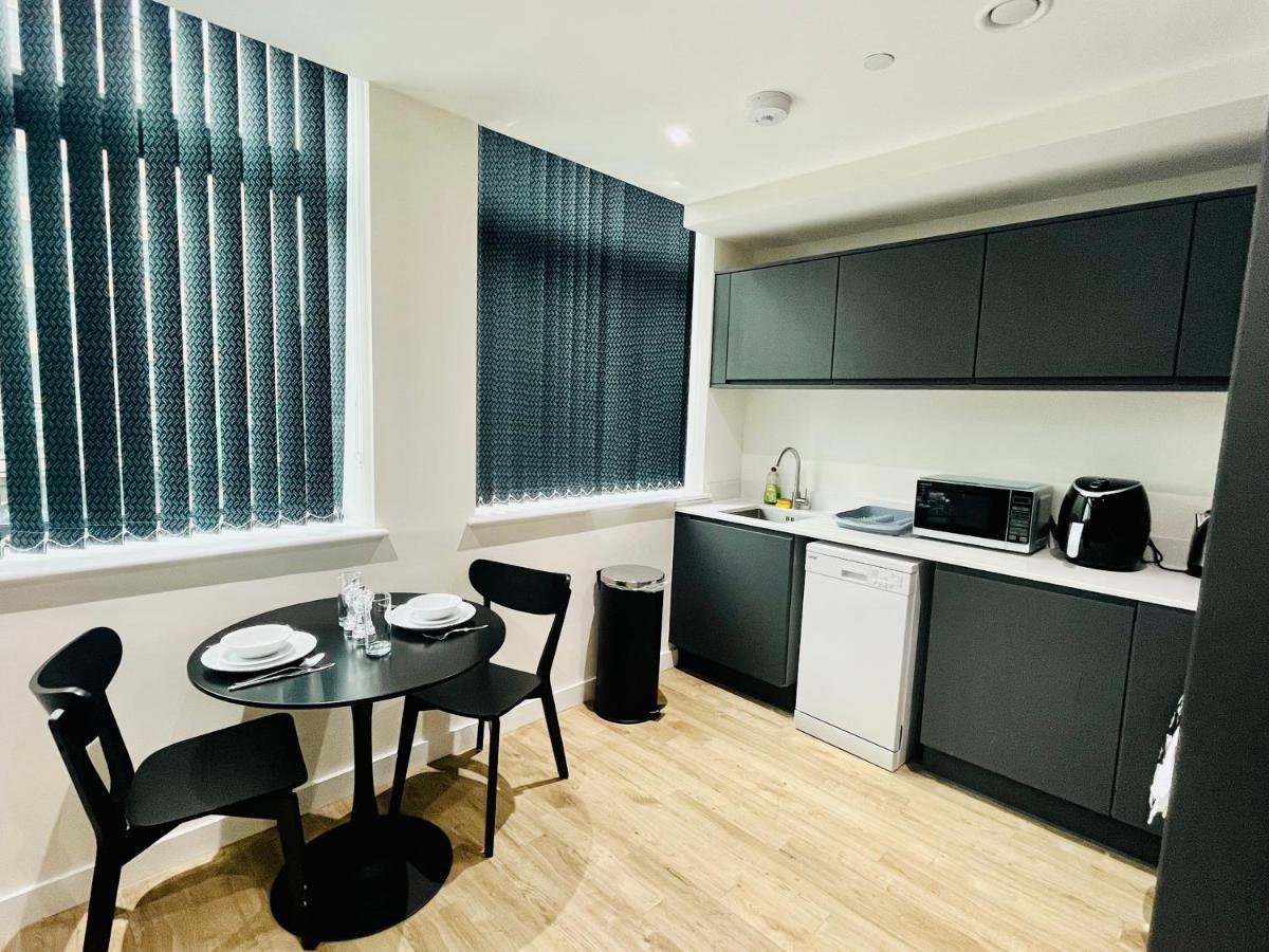 Fully Equipped One Bedroom Near Old Trafford Stadium! *
