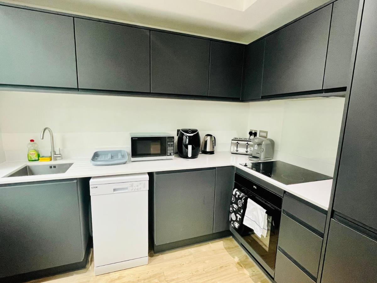 Fully Equipped One Bedroom Near Old Trafford Stadium! *