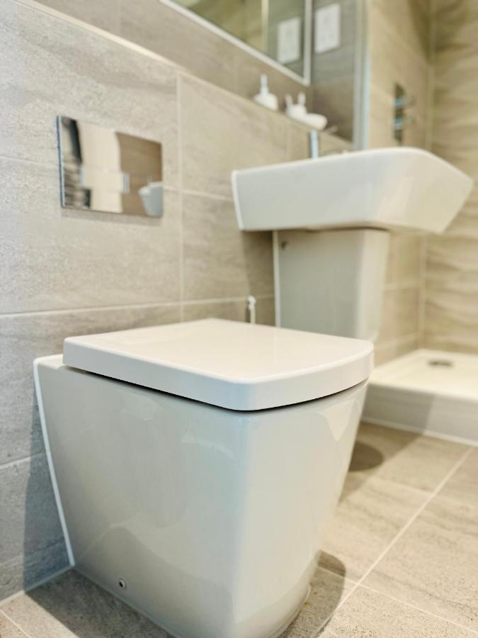 Fully Equipped One Bedroom Near Old Trafford Stadium! Apartment *