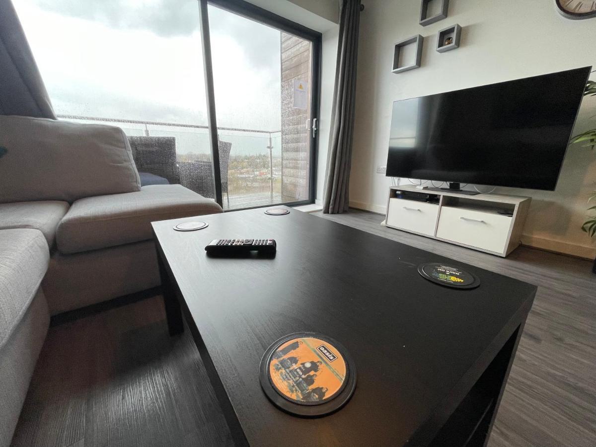 Balcony Marina With Skyline Views Apartment
