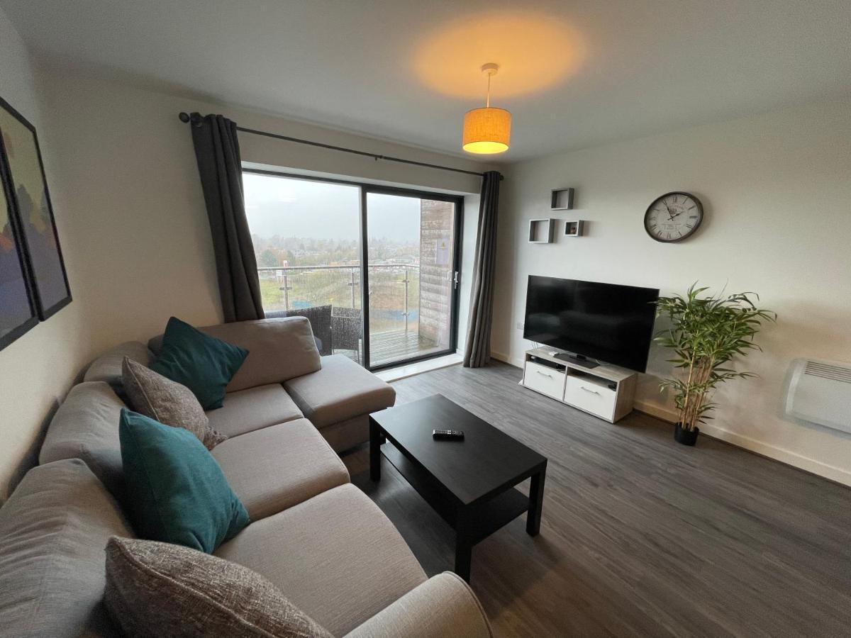 Balcony Marina With Skyline Views Apartment