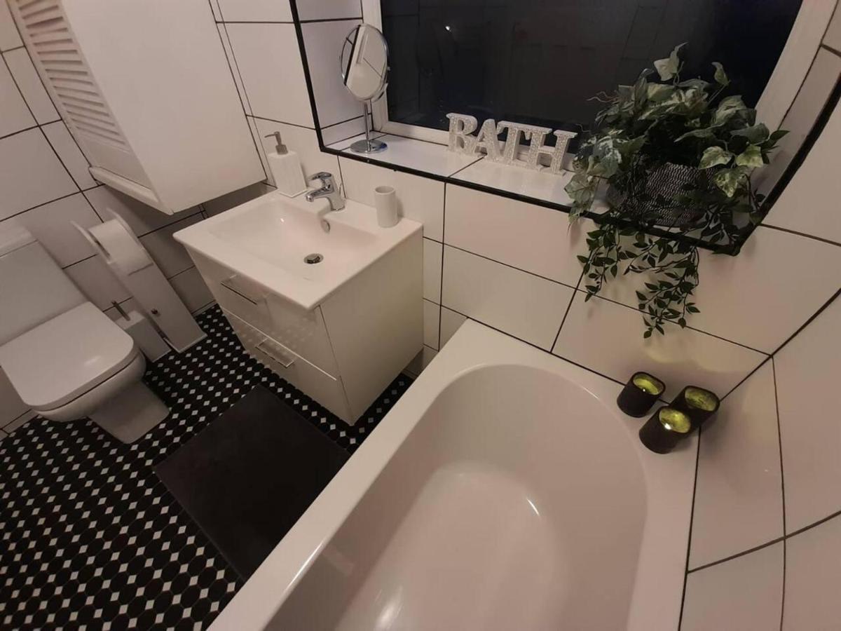 Holiday home Bright 4-bed House 15 Min To Centre