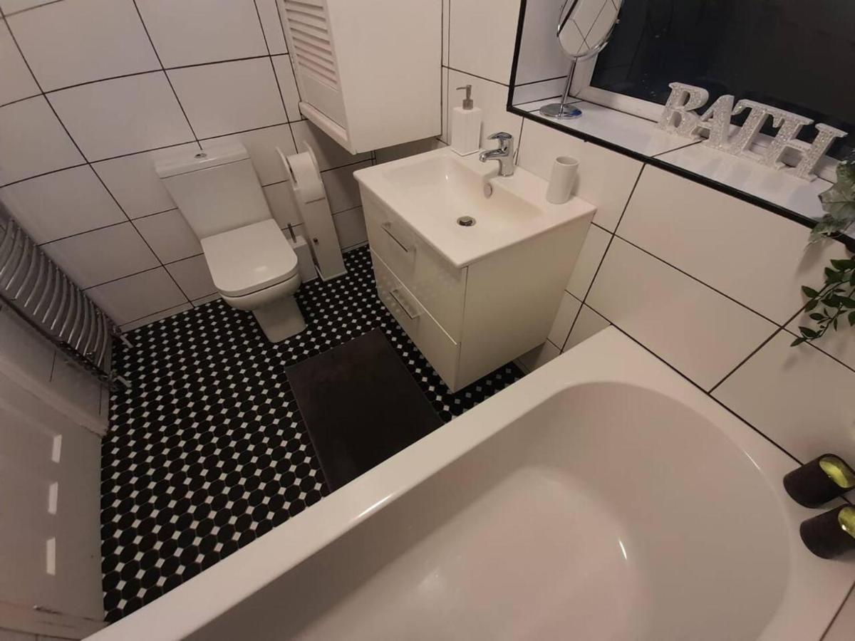 Bright 4-bed House 15 Min To Centre Holiday home