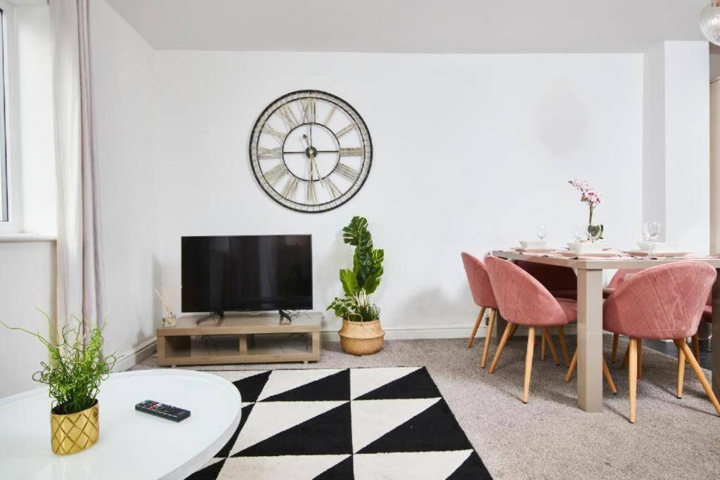 The Exquisite Abode - Parking Manchester