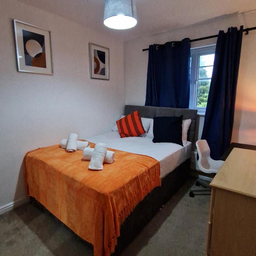 Pet Friendly 3 Bedroom In By Sublime Apartment *