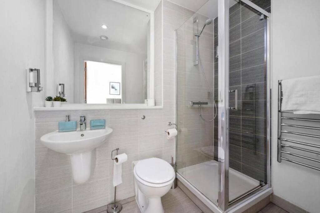 Stunning 3-bedroom Flat With Parking Apartment Manchester