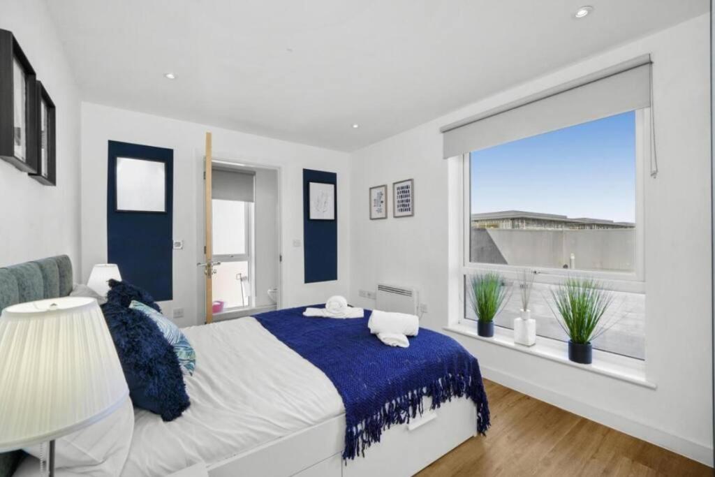 Apartment Stunning 3-bedroom Flat With Parking *